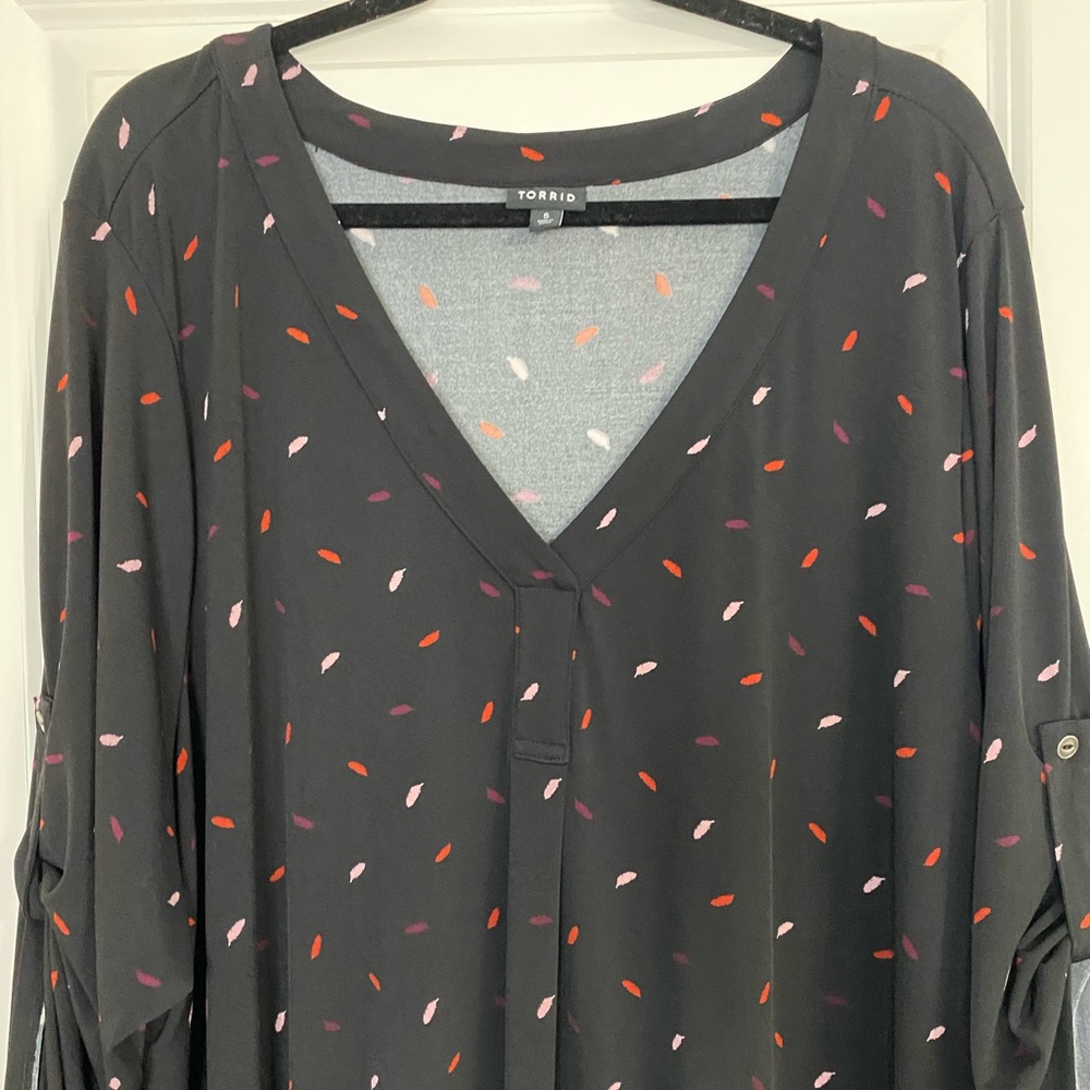 Torrid Black Multicolored Feather Roll Tab Top - image 2